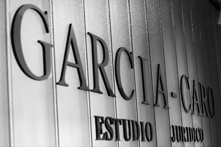 Cartel del Estudio Jurídico García-Caro